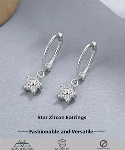 Détail des boucles d'oreilles étoile en argent 925 avec zircons blancs incrustés