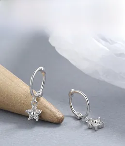 Détail macro de boucle d'oreille étoile en argent S925 avec placage multicouche lisse