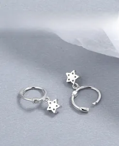 Gros plan de créoles en argent sterling S925 avec pendentif étoile ajouré détaillé