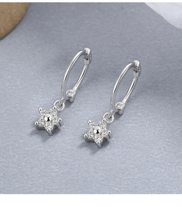 Détail macro de boucles d'oreilles étoile en argent 925 avec zircons brillants