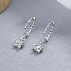 Boucles d'oreilles créoles S925 en argent sterling avec fleur et étoile pour femmes Boucles d'oreilles Huggie plaquées platine avec strass Bijoux de mode cadeau