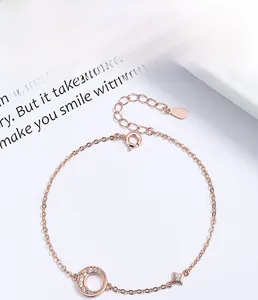 Détail du bracelet en argent sterling 925 doré rose avec charms étoile et lune