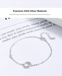 Détail du bracelet lune et étoile en argent 925 avec breloques scintillantes en zircone