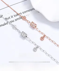 Gros plan du bracelet en argent 925 avec breloques cylindriques pavées de cristaux