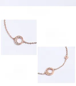 Détail macro du pendentif étoile et lune en argent sterling 925 avec finition or rose