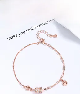 Détail du bracelet en argent 925 or rose avec cylindre serti de cristaux brillants