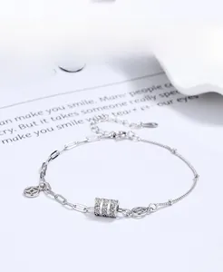 Vue détaillée du bracelet en argent sterling S925 avec cylindre diamanté et charms pièces