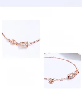Détail du bracelet en argent sterling or rose avec cylindre en cristal et breloque