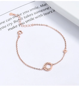 Détail du bracelet étoile et lune or rose avec breloque pavée ronde sur chaîne en O
