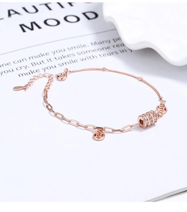 Vue détaillée du bracelet en argent S925 or rose avec pendentif pavé de zircones