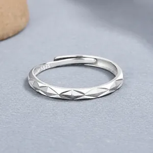 Verstelbare S925 sterling zilveren ring met een geometrisch diamantgeslepen oppervlak