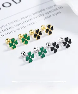 Macro di orecchini a quadrifoglio in smalto verde e nero con base in oro e argento