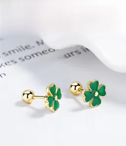 Dettaglio dell'orecchino a quadrifoglio verde in argento S925 con finitura oro e smalto