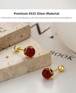 Primer plano de pendientes de plata S925 con ágata roja y chapado en oro pulido