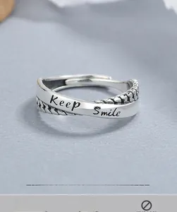 Détail de la bague croisée en argent vintage avec gravure Keep Smile et style rétro