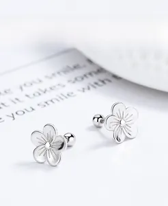 Makroansicht der S925 Sterlingsilber Kirschblüten-Ohrstecker mit Schraubverschluss-Details