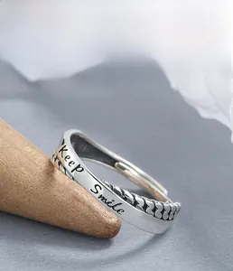 Détail de la bague en argent S925 avec gravure Keep Smile et bordure en corde torsadée