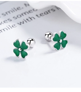 Vista macro di orecchini a quadrifoglio verde in argento 925 con chiusura a vite sicura
