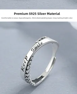 Détail d'une bague en argent S925 avec gravure Keep Smile et texture tressée