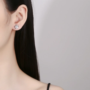 925 Sterling Silber Pfirsichblüten Ohrstecker getragen an einem Modelohr