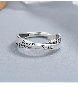 Détail de bague en argent 925 rétro avec gravure Keep Smile et texture tressée unique