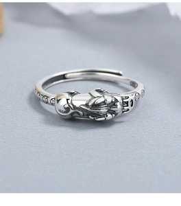 Close-up of vintage 925 silver PiXiu ring with detailed coin patterns and S925 hallmark