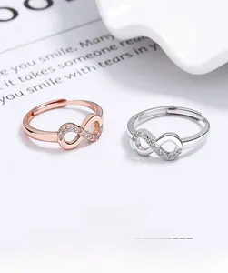 Vue détaillée de bagues infini en or rose et argent serties de zircons étincelants