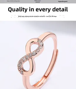 Gros plan sur une bague infini en argent S925 plaqué or rose avec des micro-zircons fins