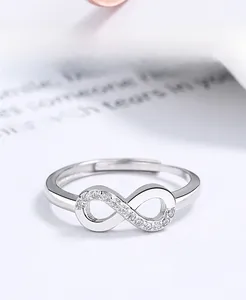 Détail macro de la bague infini en argent S925 ornée de micro-oxydes de zirconium