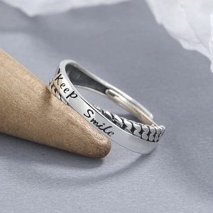 Bague rétro en argent 925 avec gravure Keep Smile et texture tressée sur un support bois