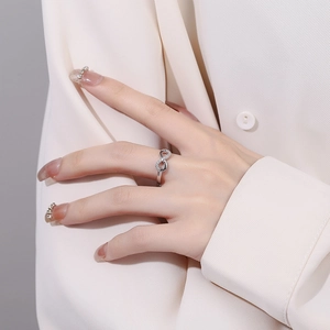 Bague infini en argent sterling 925 avec zircons scintillants portée par une femme