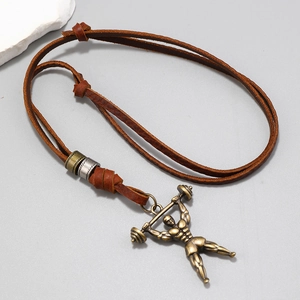 Pendentif haltérophile vintage en bronze sur collier en cuir marron pour le sport