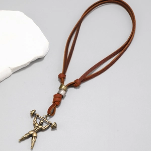 Gros plan détaillé du pendentif haltérophile vintage en bronze sur cordon en cuir marron