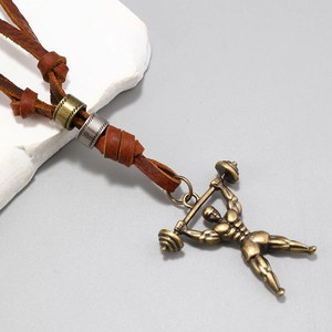 Vue détaillée du pendentif haltérophile en bronze sur collier en cuir tressé marron