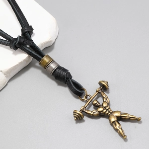 Détail du pendentif bodybuilder en bronze avec anneaux antiques sur cordon en cuir noir
