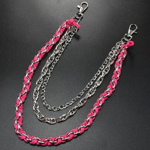 Détail de chaînes de pantalon en métal argenté à trois couches avec cuir tissé magenta