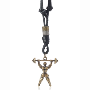 Pendentif haltérophile vintage en bronze avec cordon en cuir tressé noir sur fond blanc