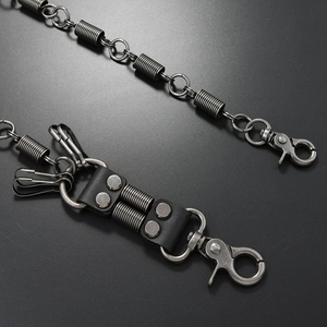 Détail d'une chaîne de pantalon à ressort gris anthracite avec rivet en cuir et fermoir