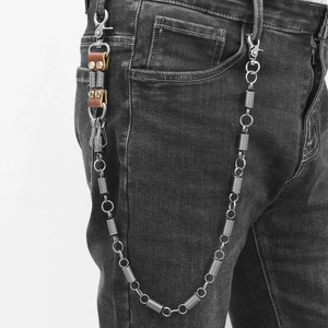 Chaîne de pantalon argentée avec cuir marron portée sur un jean gris délavé