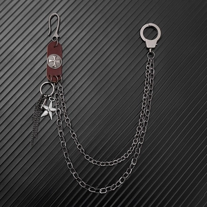 Détail de la chaîne de pantalon punk hip-hop avec maillons en métal et pendentif étoile