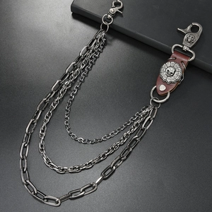 Detail der dreilagigen Totenkopf Punk-Hü-Kette mit Lederpatch und großen Karabinerhaken