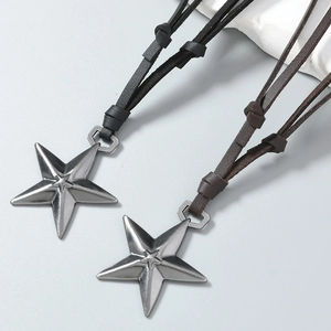 Collana in pelle regolabile con ciondolo a stella in nero e marrone stile industriale