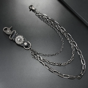 Detail der Punk-Mehrschicht-Metall-Hosenkette mit Totenkopf und Lederakzent