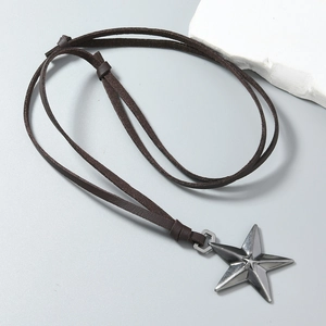 Collana regolabile in pelle scamosciata con un ciondolo a stella in metallo nero opaco