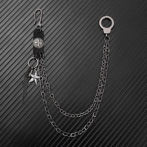 Détail de la chaîne de pantalon hip-hop avec patch en cuir croix et pendentif étoile