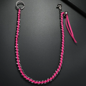 Détail d'une chaîne punk tressée rose avec pendentif tête de mort et fermoirs mousqueton