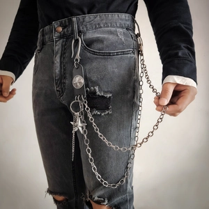 Détail de la chaîne de pantalon punk hip hop avec croix en cuir et breloque étoile