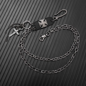 Détail de la chaîne de pantalon punk hip hop avec double couche et pendentif croix sur cuir