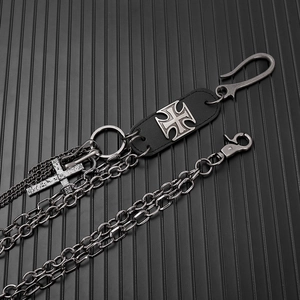 Détail de la chaîne de taille punk gothique avec pendentif croix et cuir noir