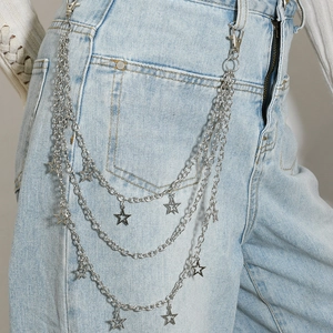 Catena da vita multistrato in metallo argentato con stelle su jeans in denim blu
